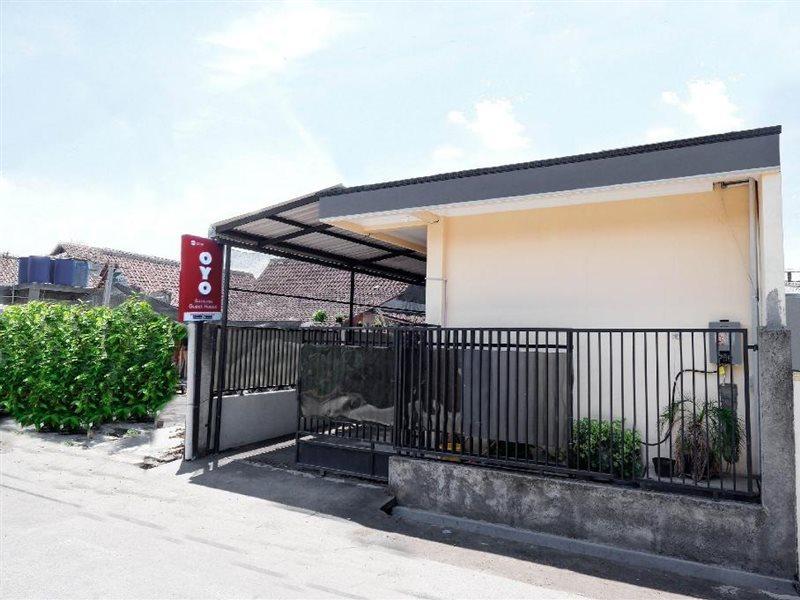 Super Oyo Capital O 2258 Santana Syariah Guest House Kartosuro Esterno foto