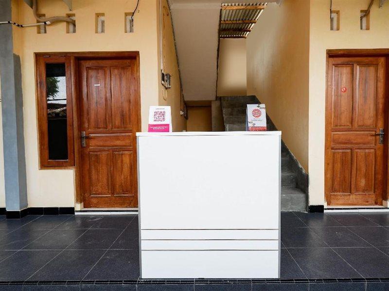 Super Oyo Capital O 2258 Santana Syariah Guest House Kartosuro Esterno foto
