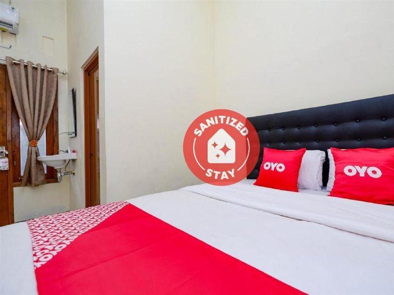 Super Oyo Capital O 2258 Santana Syariah Guest House Kartosuro Esterno foto