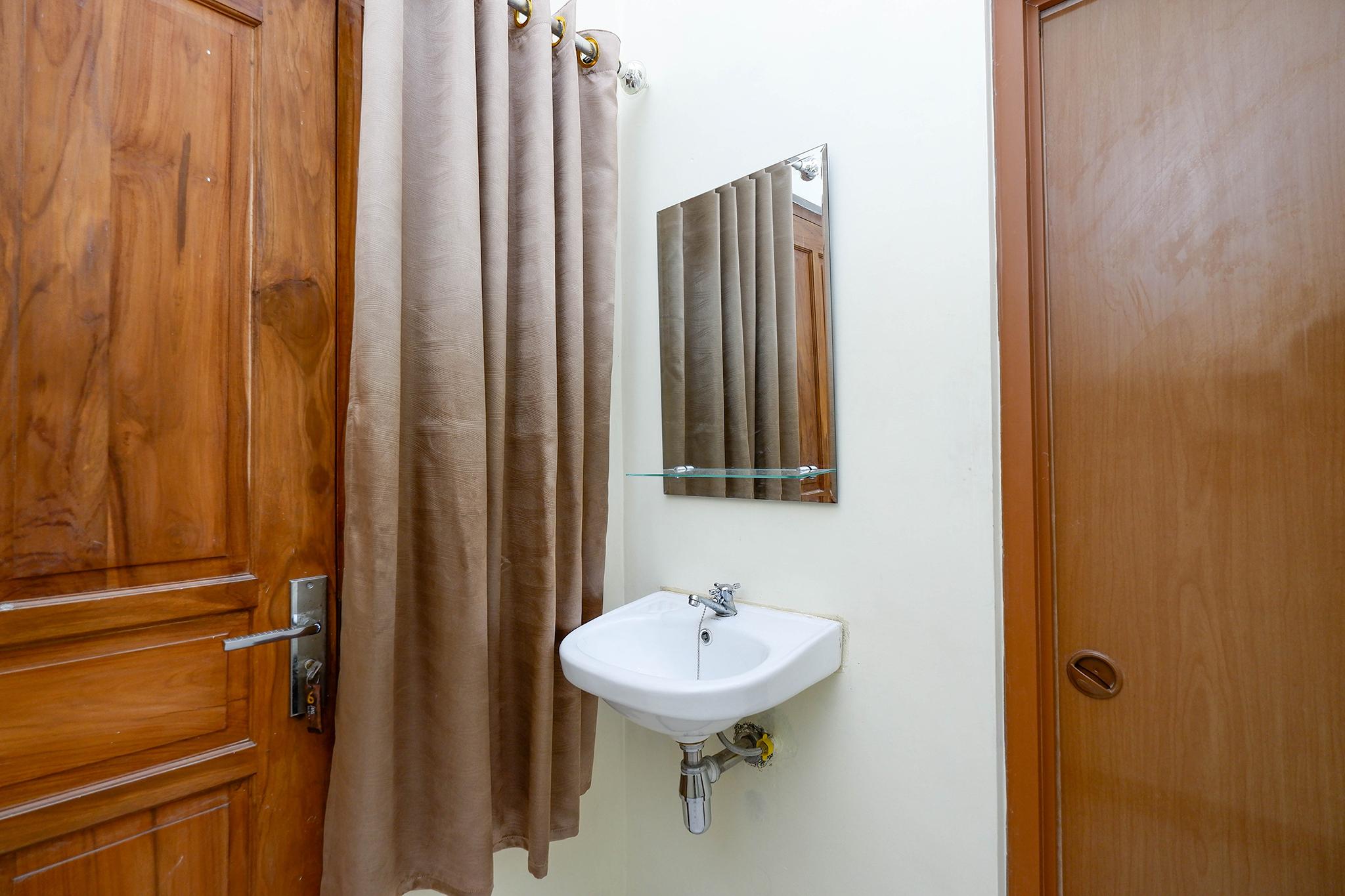 Super Oyo Capital O 2258 Santana Syariah Guest House Kartosuro Esterno foto