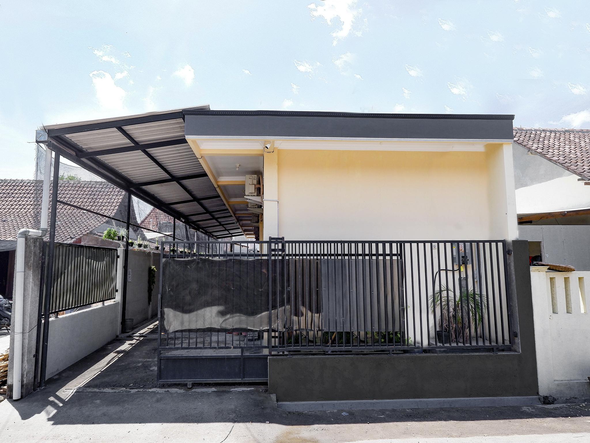 Super Oyo Capital O 2258 Santana Syariah Guest House Kartosuro Esterno foto