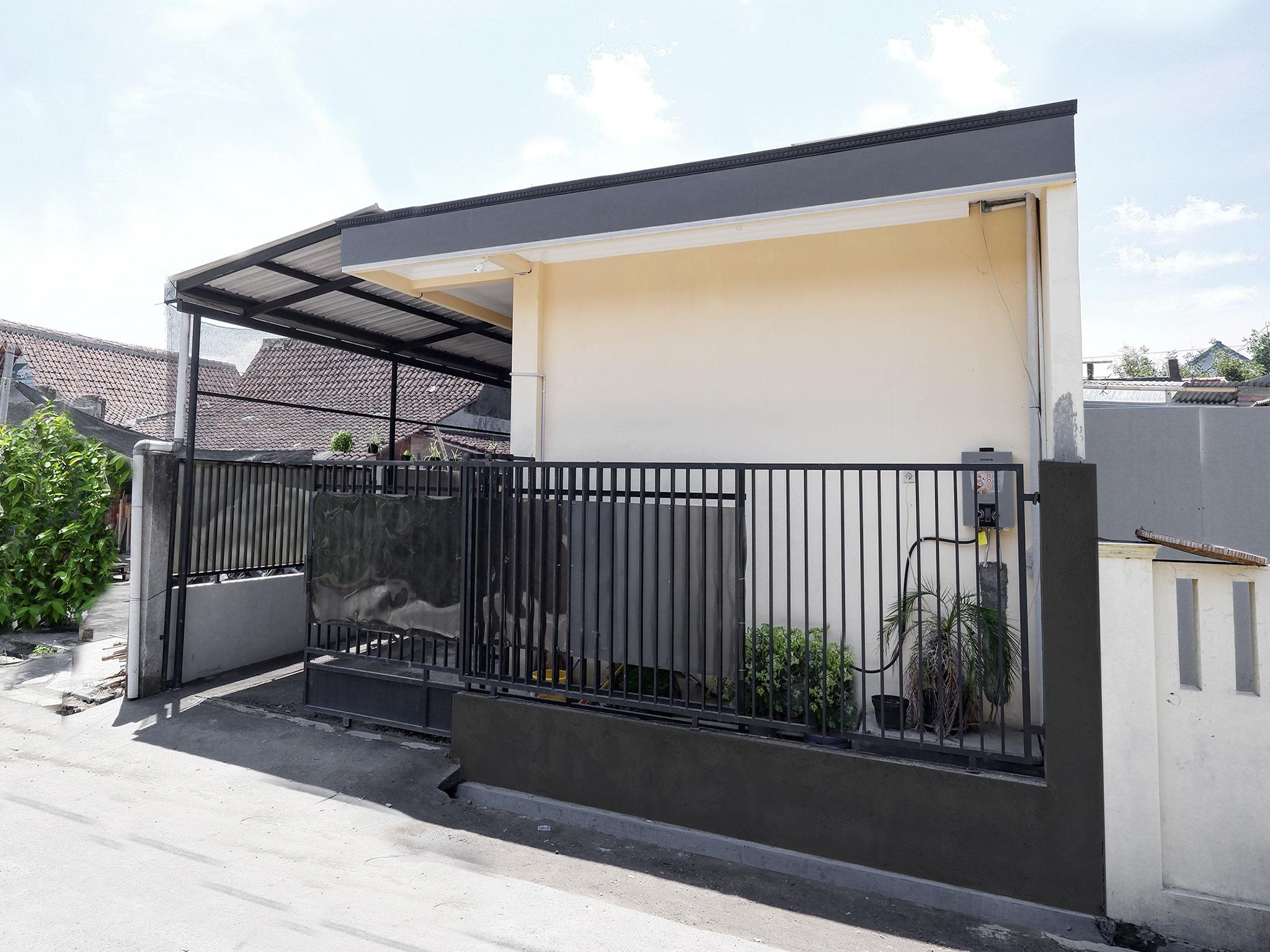 Super Oyo Capital O 2258 Santana Syariah Guest House Kartosuro Esterno foto