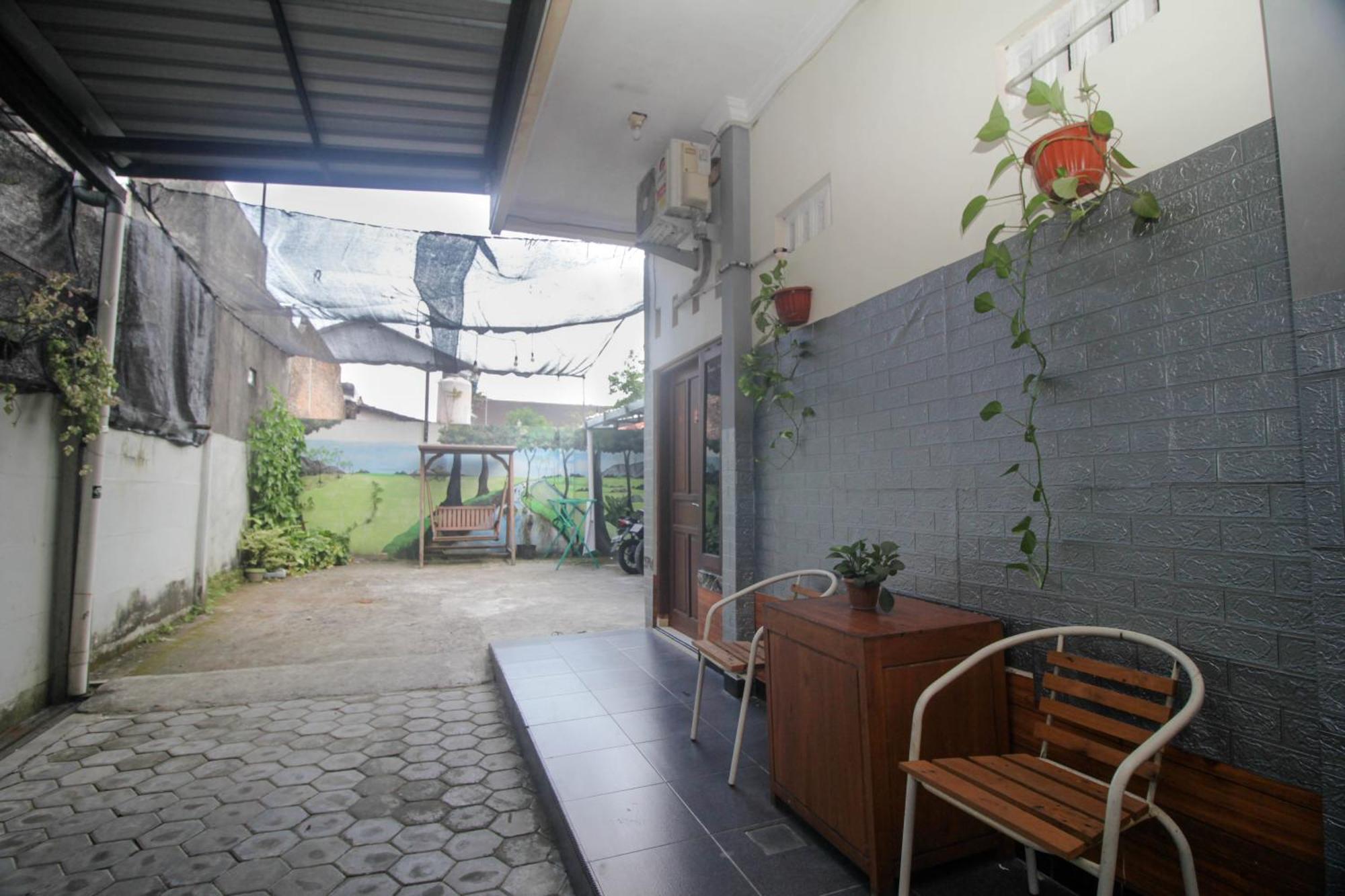 Super Oyo Capital O 2258 Santana Syariah Guest House Kartosuro Esterno foto