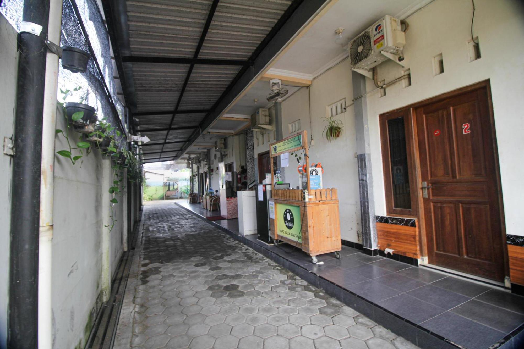 Super Oyo Capital O 2258 Santana Syariah Guest House Kartosuro Esterno foto