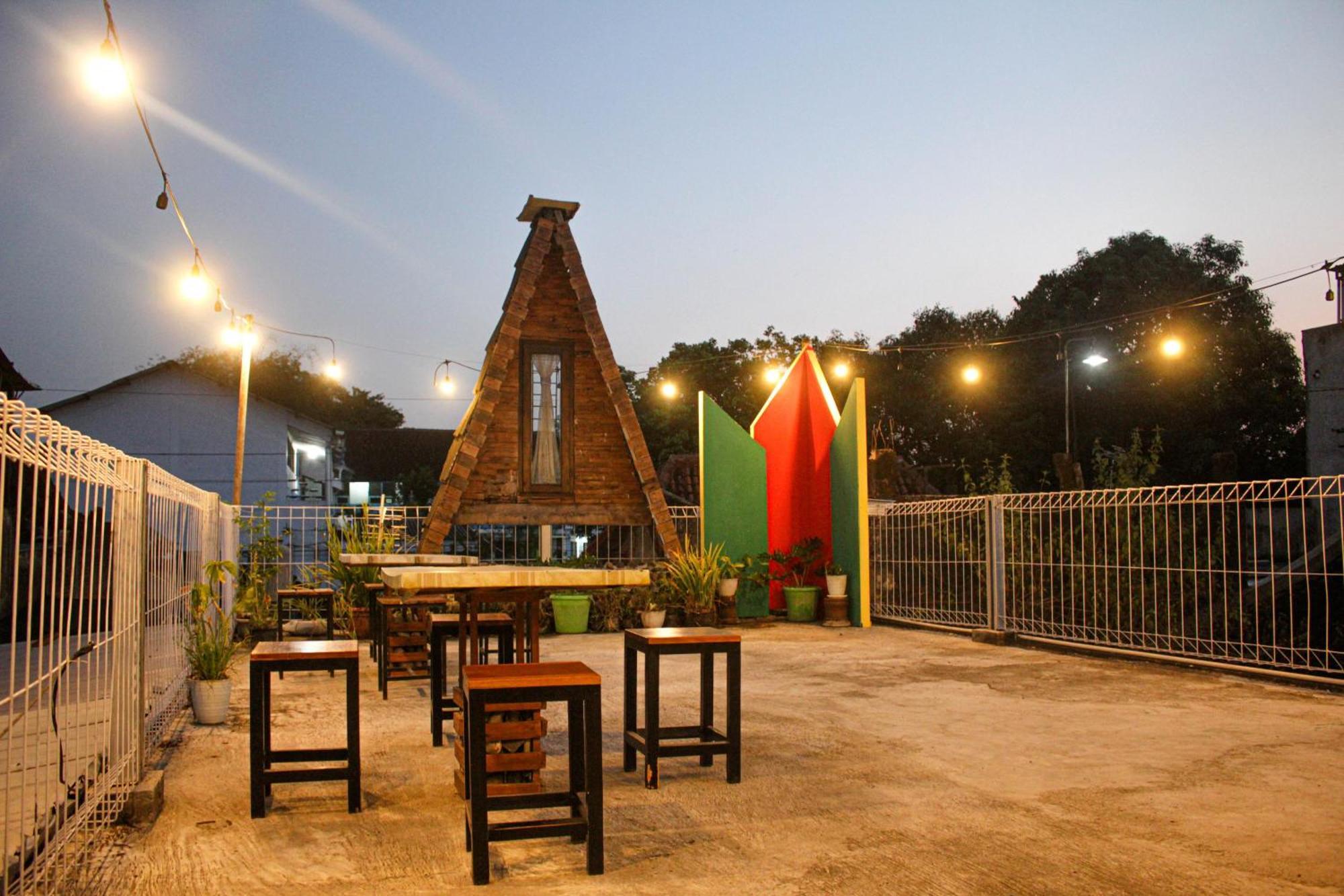 Super Oyo Capital O 2258 Santana Syariah Guest House Kartosuro Esterno foto