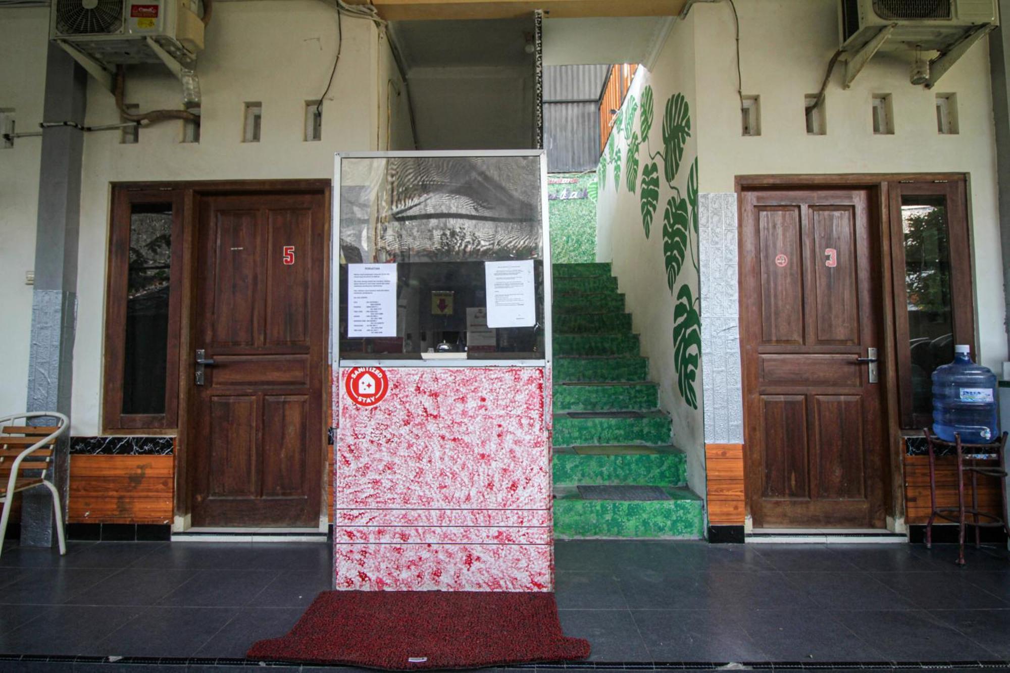 Super Oyo Capital O 2258 Santana Syariah Guest House Kartosuro Esterno foto